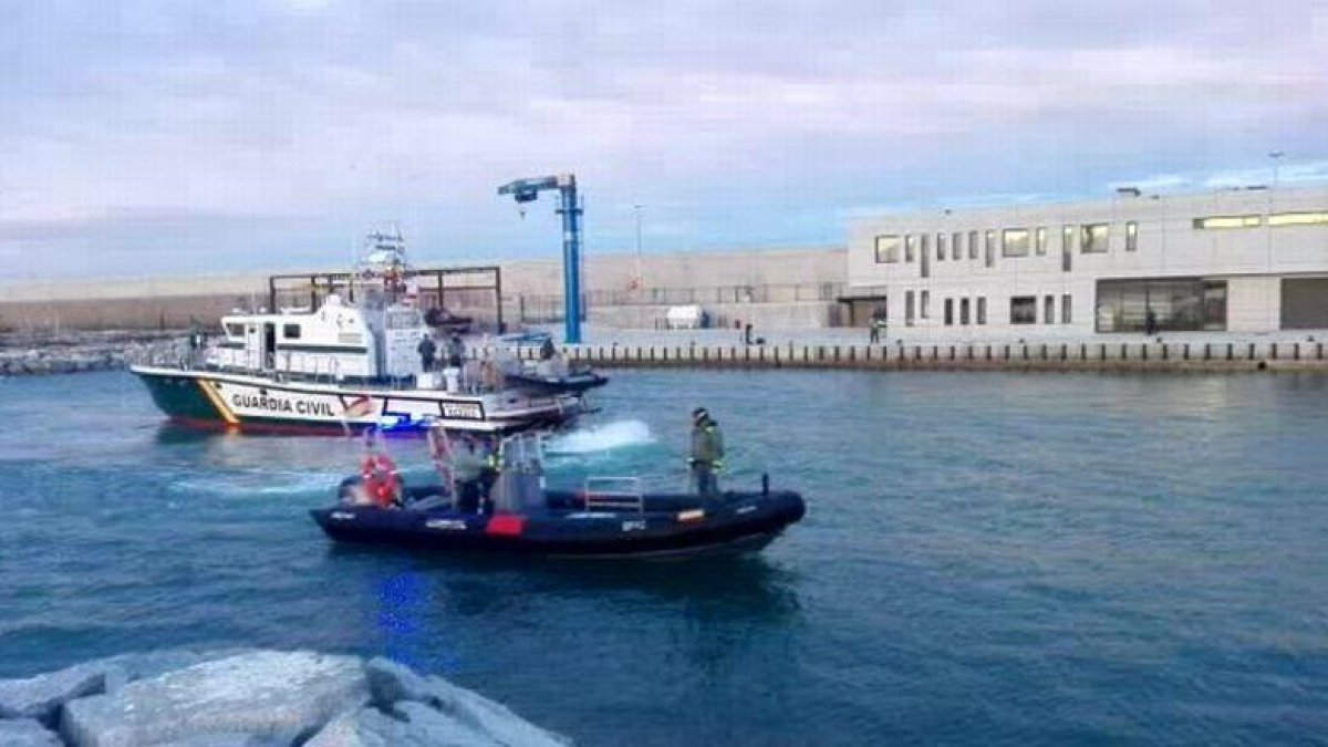 Llega en una embaración de la Guardia Civil el primer cadáver rescatado por el Campoamor.