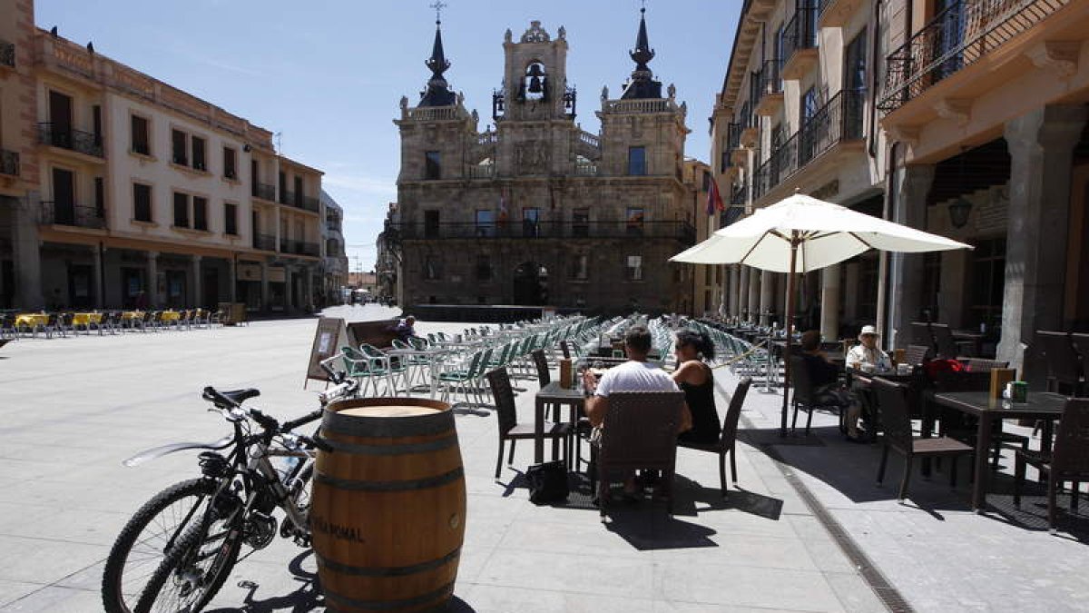 Plaza del Ayuntamiento de Astorga, con el edificio consistorial al fondo. JESÚS F. SALVADORES