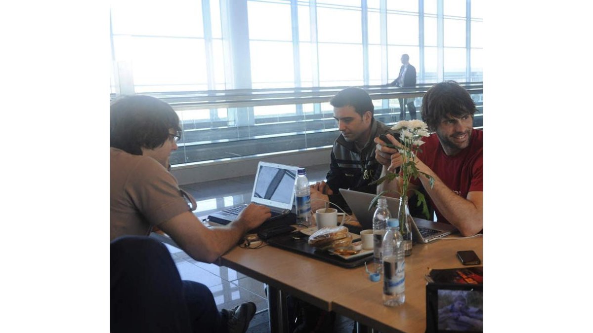 Carou, Ruesga y Toni, en el aeropuerto de Münich.