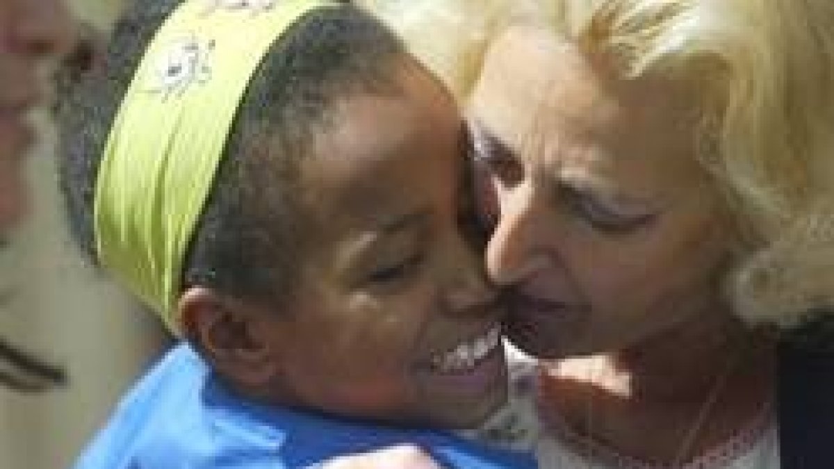 Uno niño saharaiu recibido por su madre de acogida a su llegada a la capital leonesa