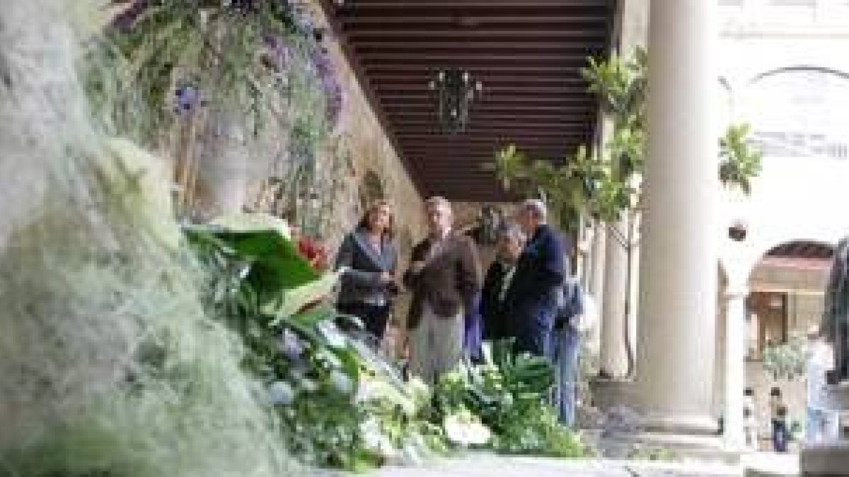 Julio Cayón y María José Díaz observan una de las estructuras de la muestra floral