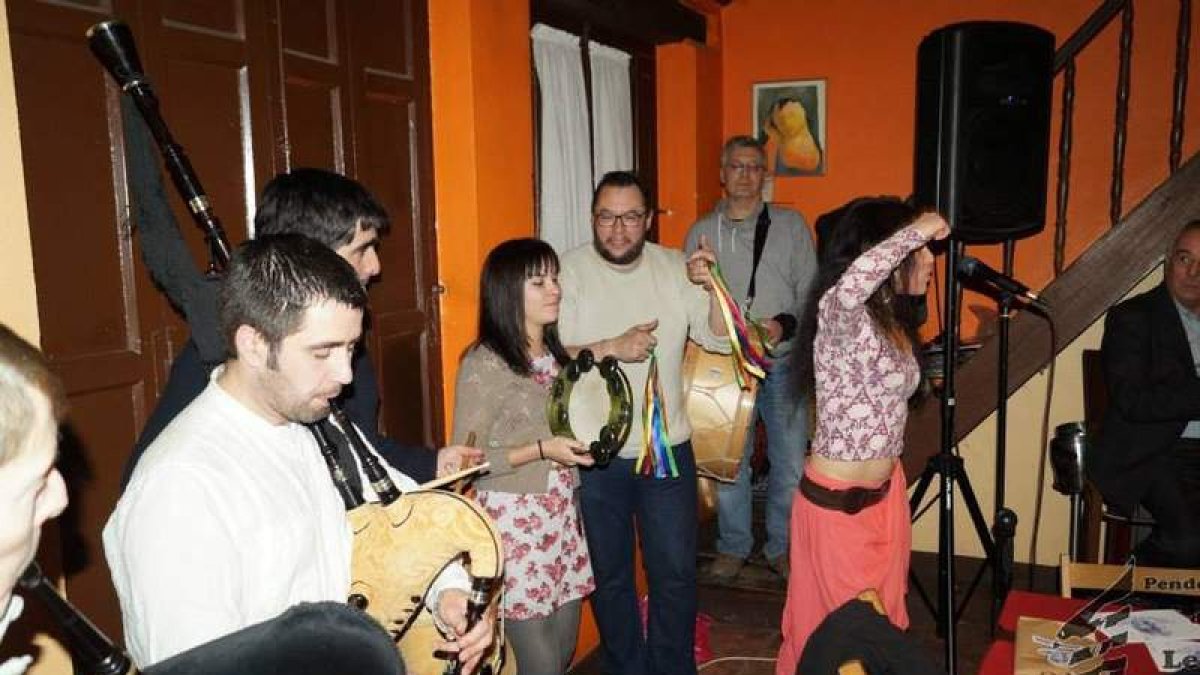 L’Arcu la Vieya animó el tercer filandón en El Reguero Moro.