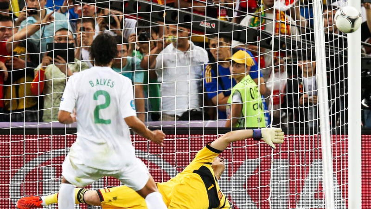 El jugador portugués Bruno Alves falla el penalti decisivo ante el guardameta español, Iker Casillas, que supuso el pase a la final.