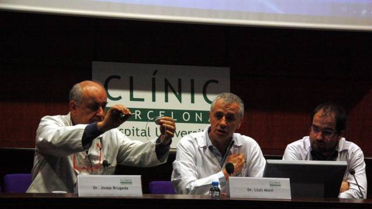Los doctores Josep Brugada y Lluís Mont, en la presentación del marcapasos.