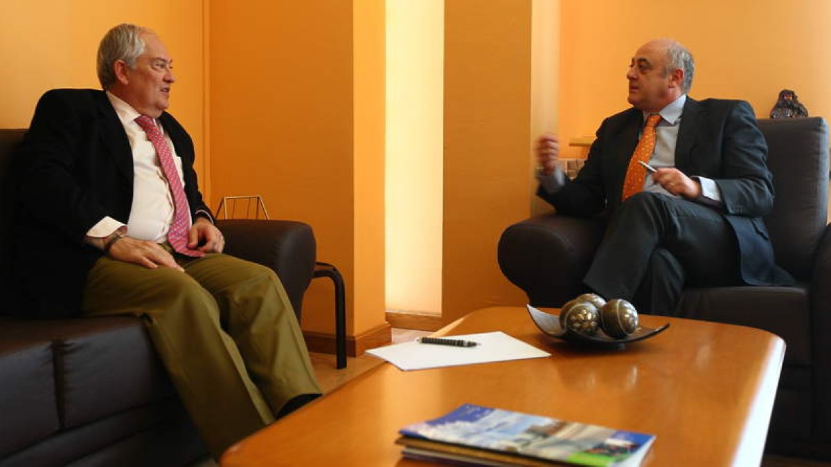 El delegado de la Junta, Guillermo García, se reunió con el alcalde Gregorio Chamorro.
