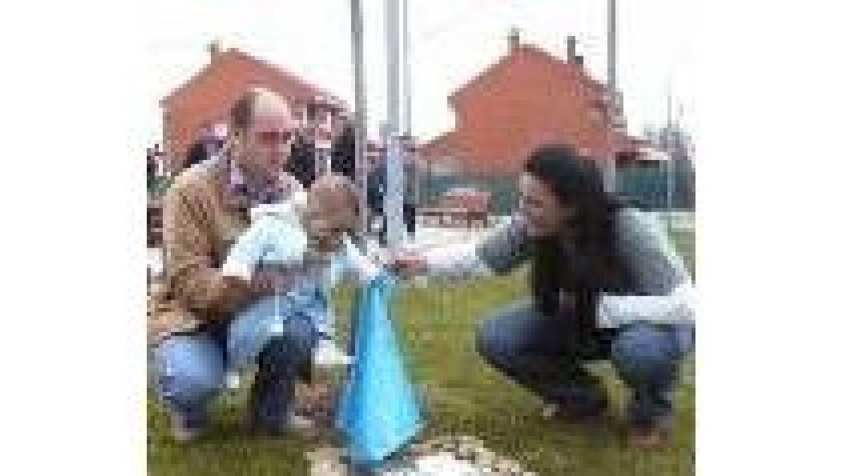 Unos padres descubren en un jardín la placa que conmemora el nacimiento de su hijo