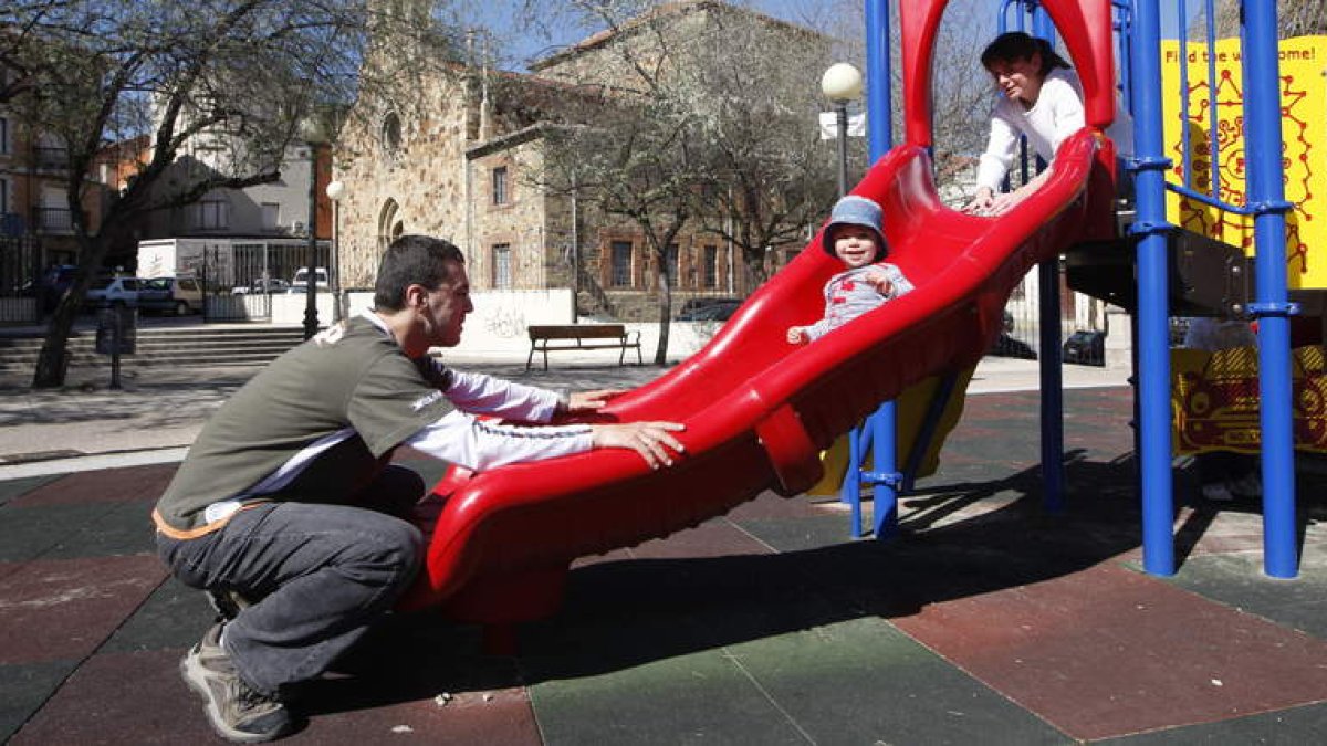 Uno de los primeros leoneses en disfrutar el permiso de paternidad en 2008, tras su creación por la ley de igualdad. JESÚS F. SALVADORES