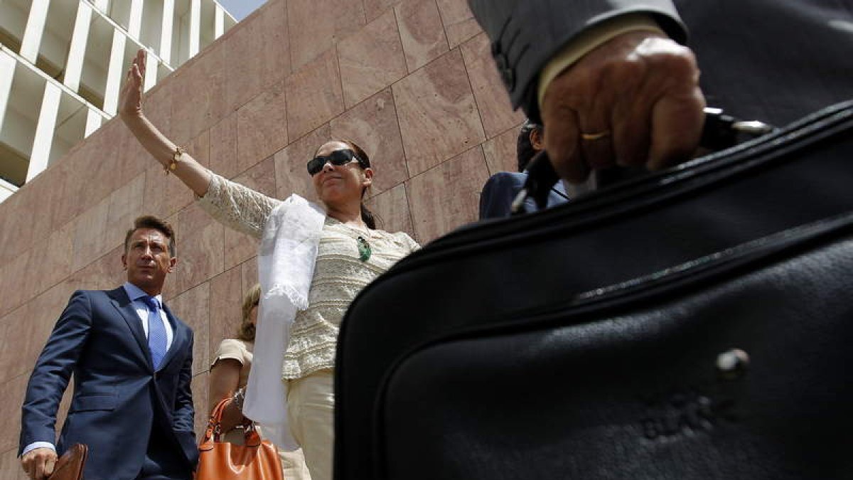 La tonadillera Isabel Pantoja saluda a la salida de la Audiencia Provincial de Málaga.