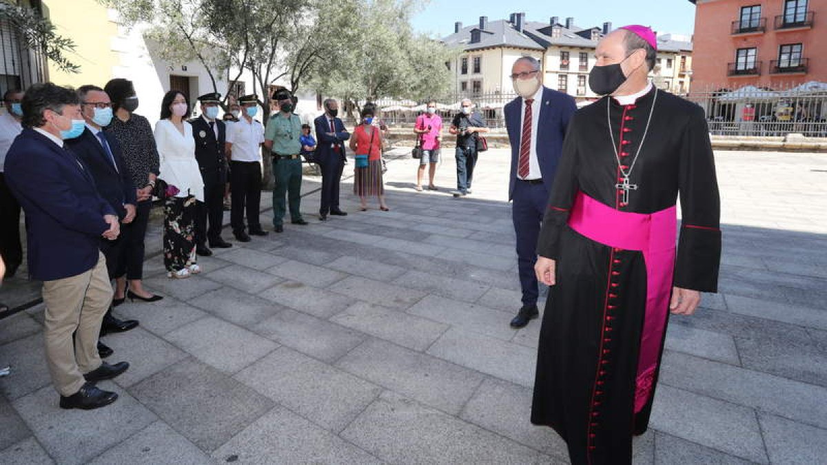 El nuevo obispo de Astorga, en su saludo a las primeras autoridades de la comarca, a la entrada de la basílica de la Encina. ANA F. BARREDO