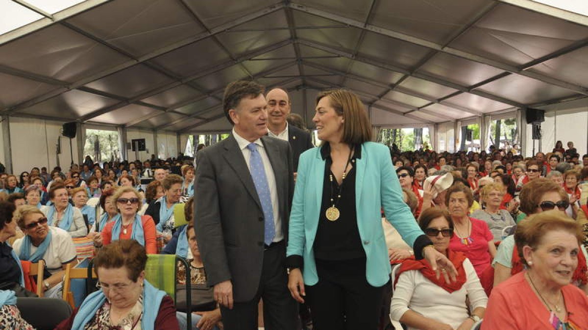 El presidente de la Diputación de Segovia, ayer, con Milagros Marcos, en Cantalejo.