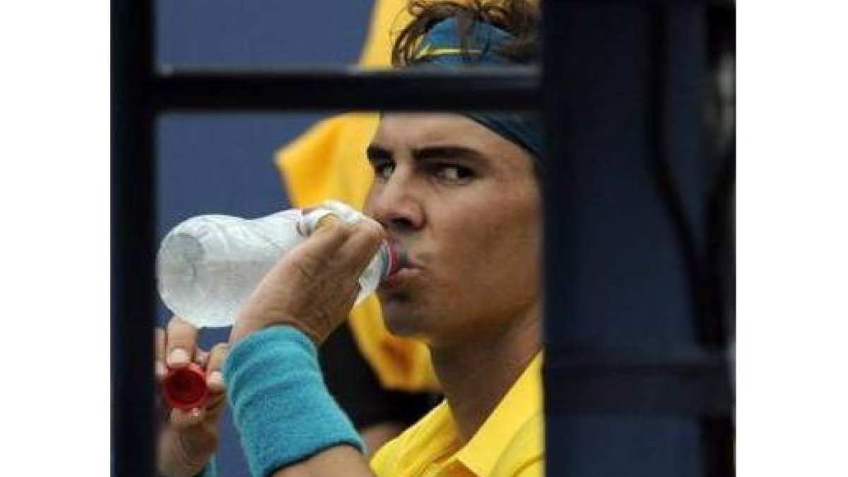 Nadal bebe agua en el partido contra Del Potro.