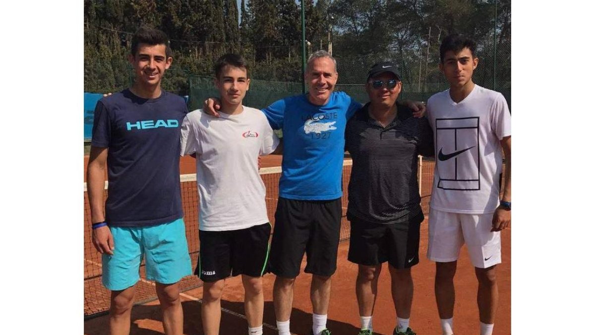 Álex García, a la izquierda, junto a sus compañeros y Corretja. DL