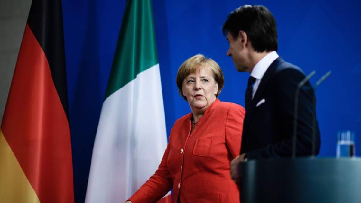 La canciller alemana, Angela Merkel y el primer ministro italiano, Giuseppe Conte. BILAN