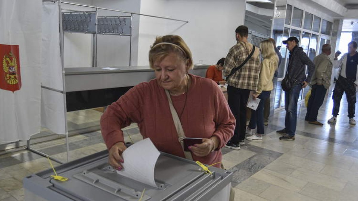 Refugiados de Ucrania votan en el referéndum en Sebastopol. STRINGER