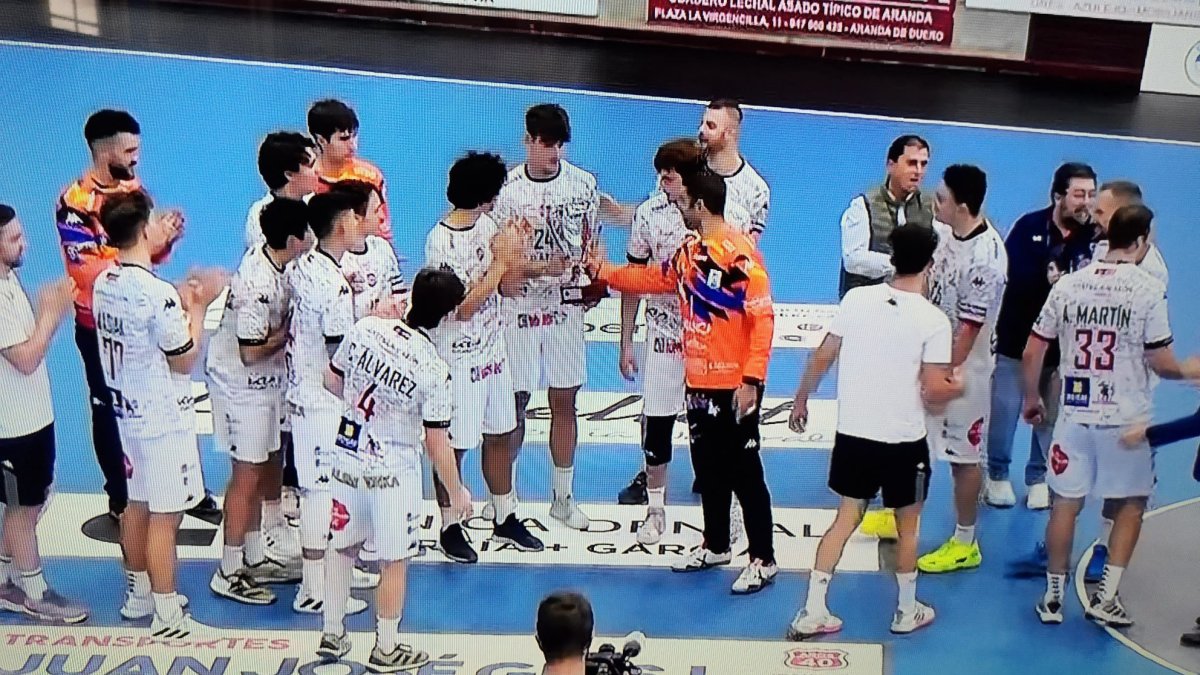 Los jugadores se saludan tras el partido que ha enfrentado al Ademar y al Valladolid. DL