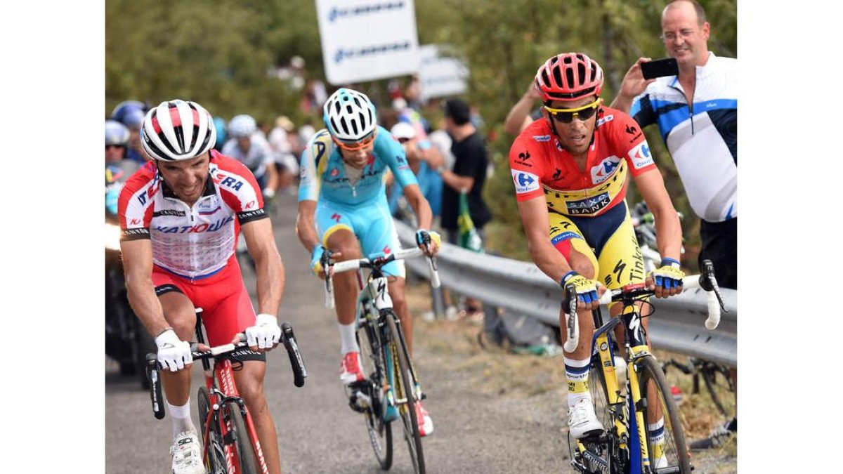 Contador, Purito y Aru en el último kilómetro de La Camperona antes de ser rebasados por Froome.