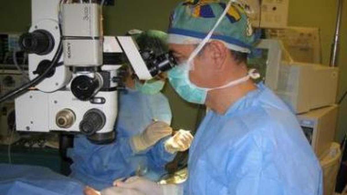 El oftalmólogo Manuel Franco Benito, durante una intervención de un trasplante de córnea