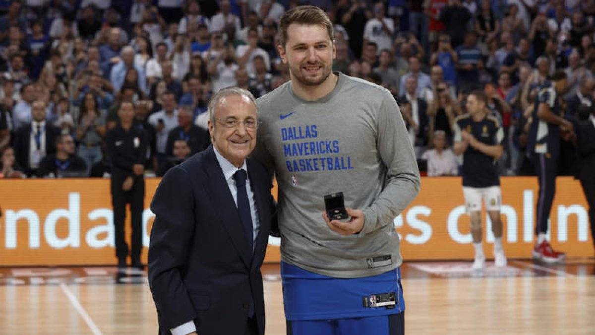 Florentino Pérez entrega la insignia de socio de honor del Madrid a Doncic. HIDALGO