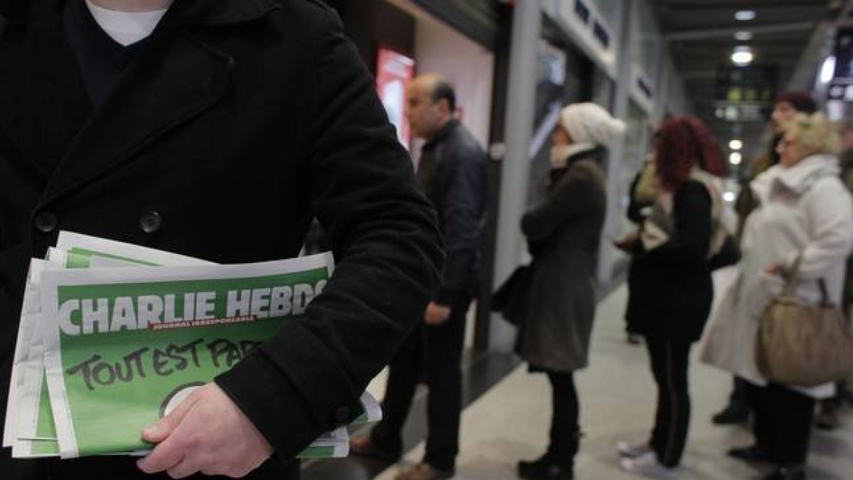 Colas en un quiosco de París para comprar el número especial de 'Charlie Hebdo'.