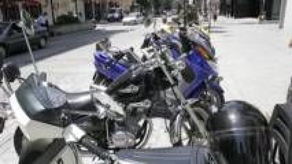 Los conductores de ciclomotres y motocicletas en León usan el casco