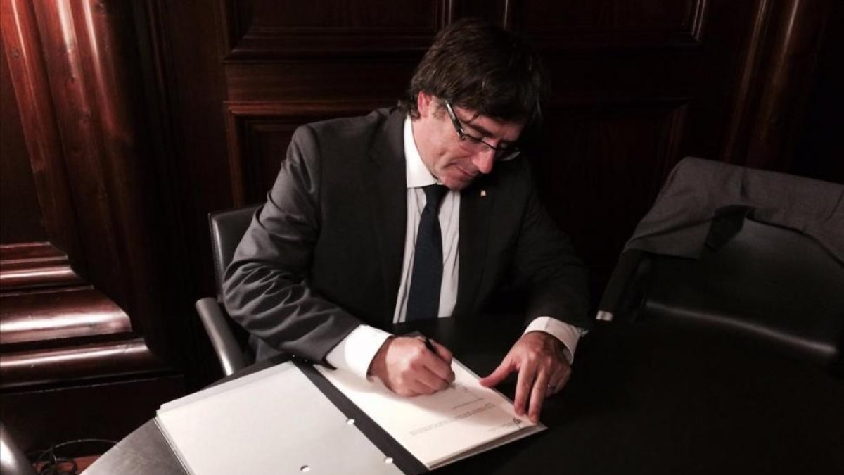 Carles Puigemont firma la ley de referñendum el 6 de septiembre del 2017.