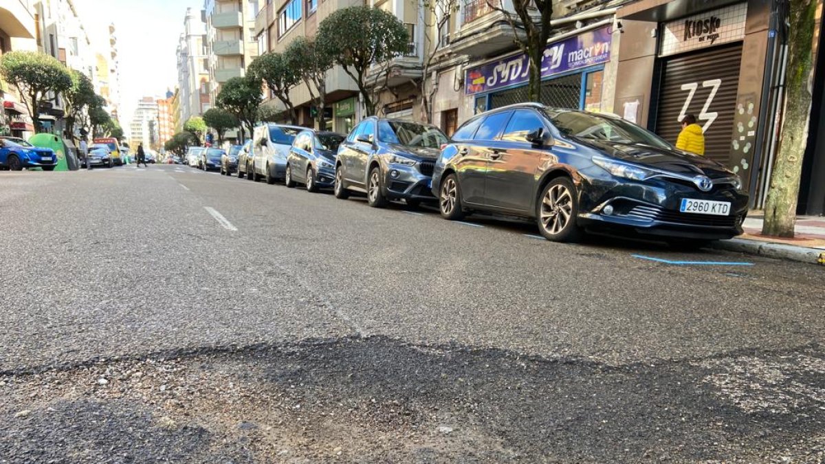 El socavón cruza la calzada de lado a lado de la avenida de Roma. RAMIRO