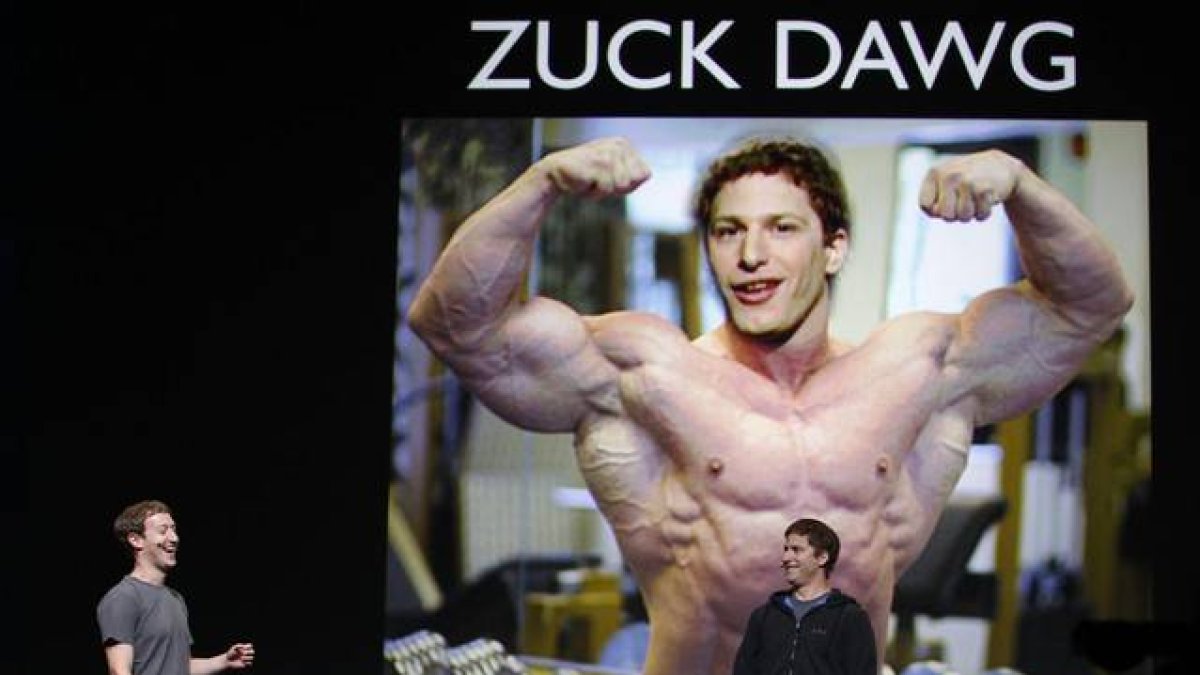 Mark Zuckerberg con una foto suya trucada por el actor Adam Sandberg.