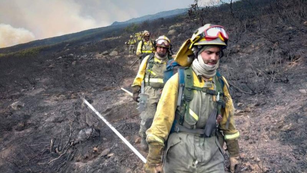 Las briff después de la dura jornada en el incendio de Boca de Huérgano. DL