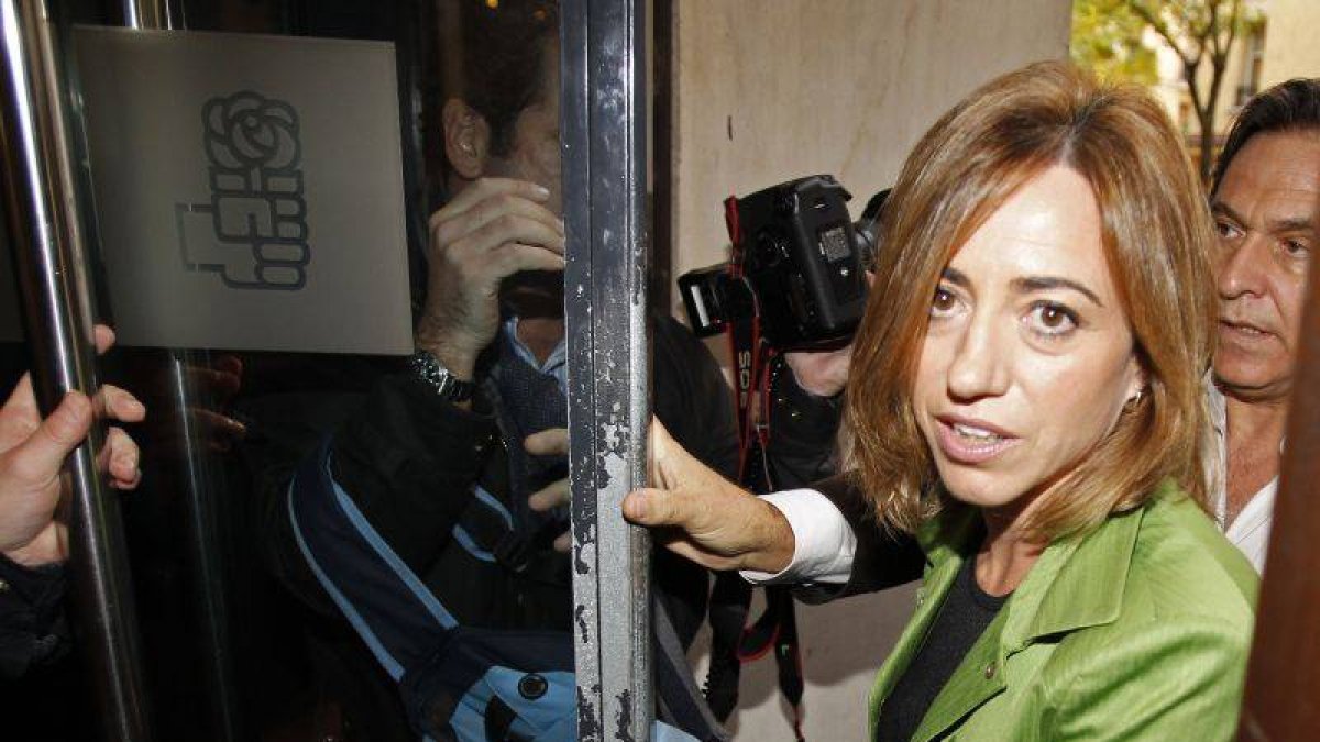 La ministra de Defensa en funciones, Carmen Chacón, a su llegada a la reunión de la Comisión Ejecutiva Federal del partido, hoy en la sede de Ferraz, para analizar los resultados electorales del 20N.