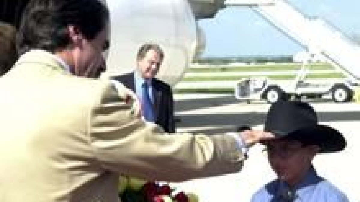 Aznar saluda a un muchacho con sombrero tejano en el aeropuerto de San Antonio
