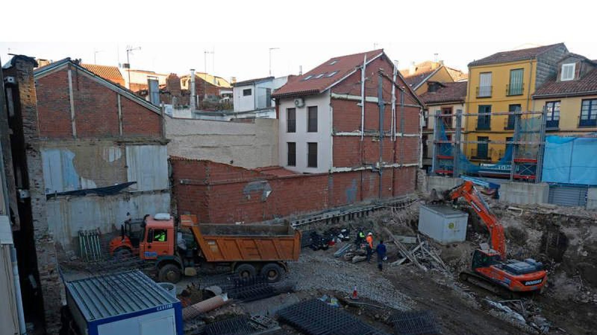 El permiso de Patrimonio se limita por ahora a la construcción de los muros perimetrales y la excavación del sótano. FERNANDO OTERO