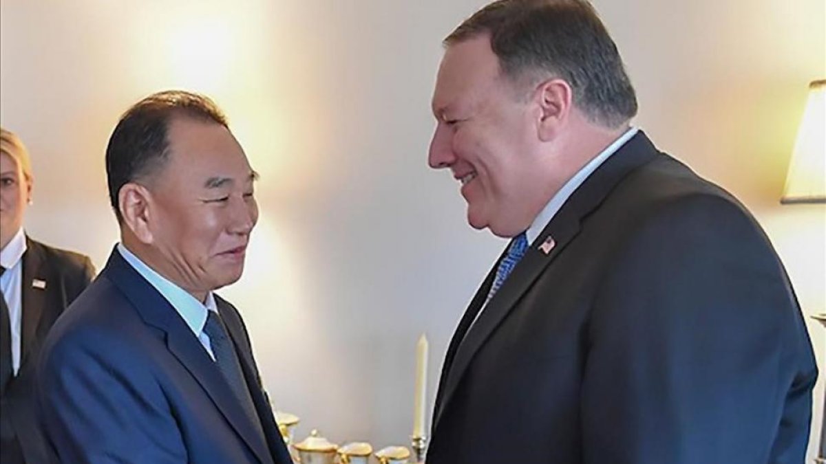 Pompeo (izquierda) y Kim Yong-chol departen en el encuentro de este miércoles en Washington