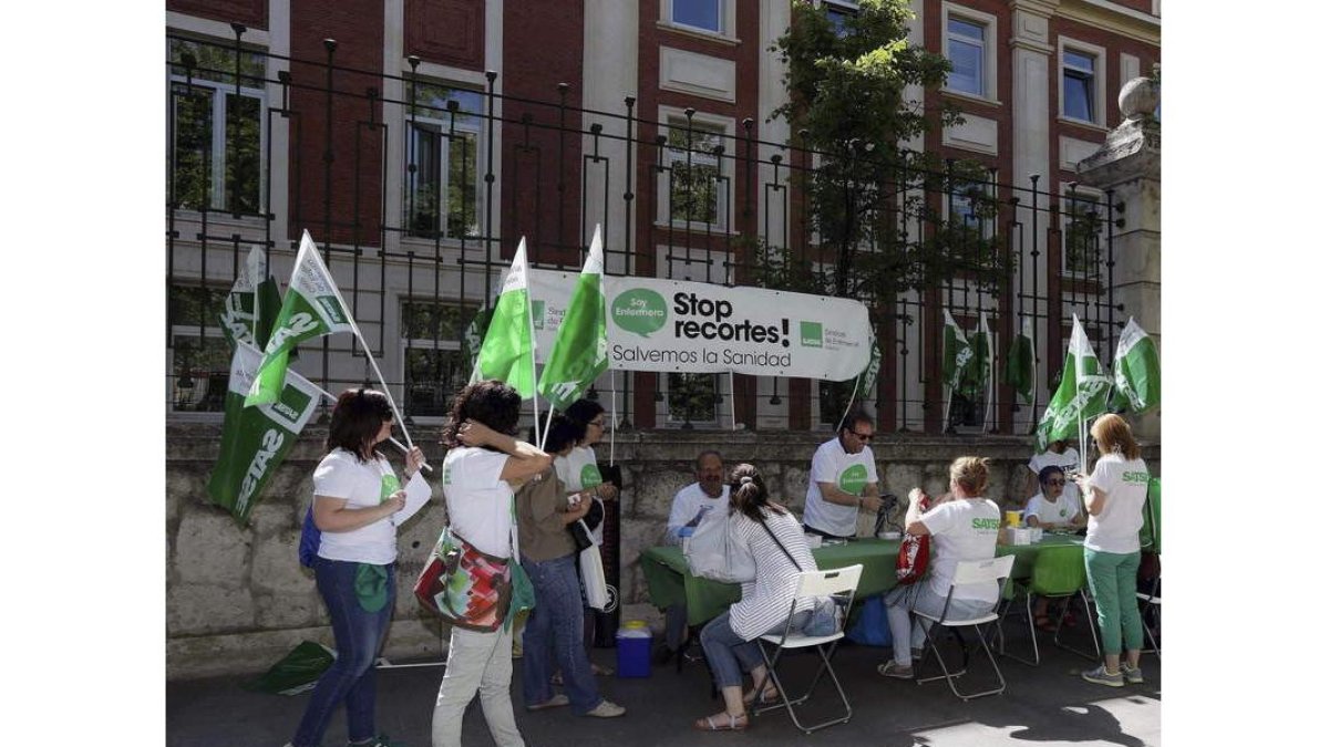 Protesta de Satse, ayer, a las puertas de la Consejería.