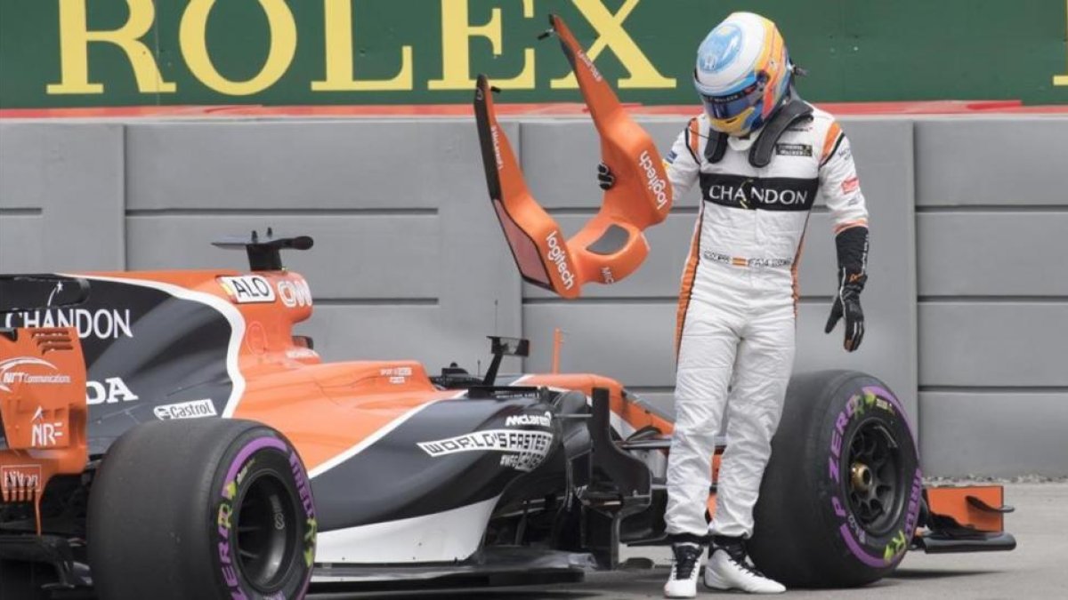 Fernando Alonso abandona el McLaren tras ser informado por radio de que sufría un problema en la dirección.