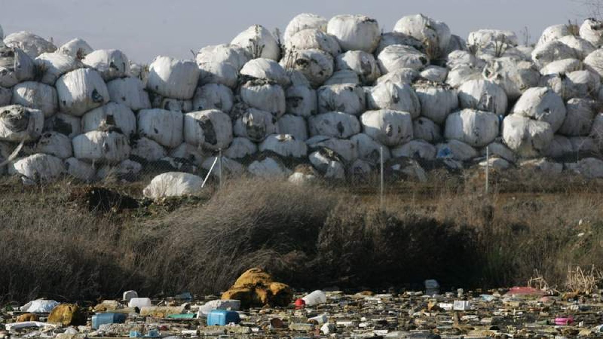 El Ayuntamiento denuncia el mal estado de los fardos de basura que continúan en El Busto.