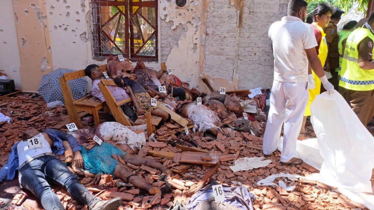 A la izquierda decenas de cadáveres se agolpan en una iglesia cerca de Colombo. A la derecha, policías y agentes llevan a cabo el recuento de cadáveres. STR