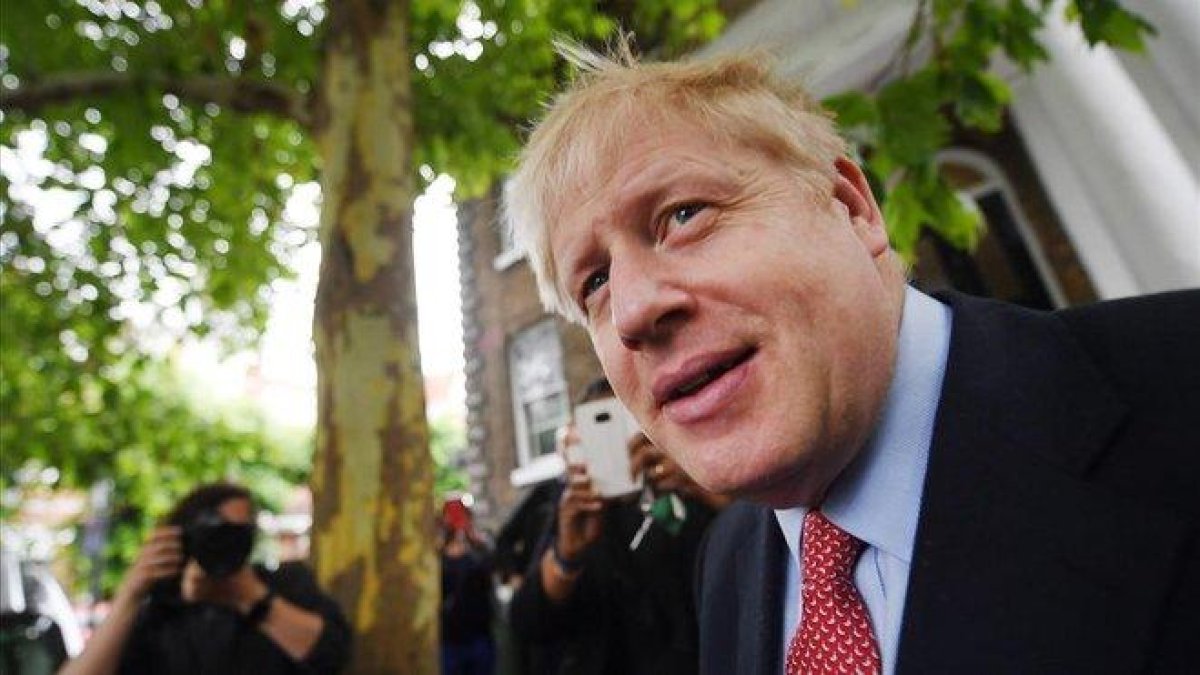 El exministro de Exteriores británico y candidato a liderar el Partido Conservador, Boris Johnson, sale de su casa de Londres este miércoles.