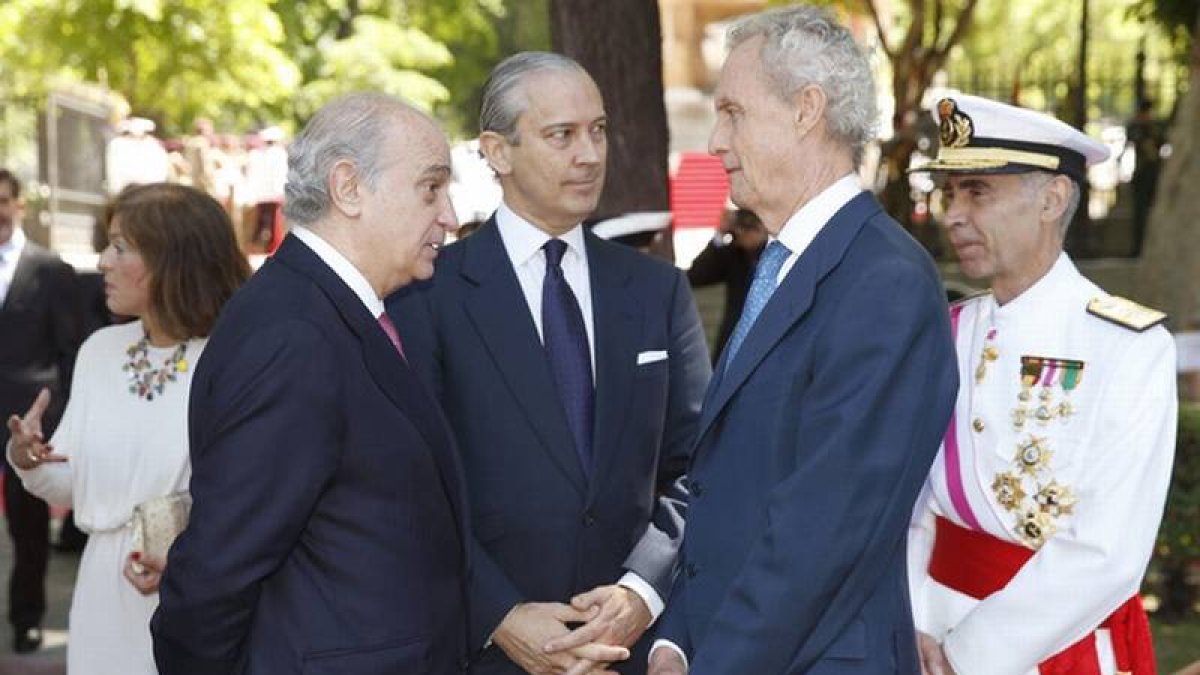 Morenés (segundo por la derecha) habla con el ministro del Interior, Jorge Fernández Díaz (izquierda), ante el jefe del Estado Mayor de la Defensa (JEMAD), Fernando García Sánchez (derecha).