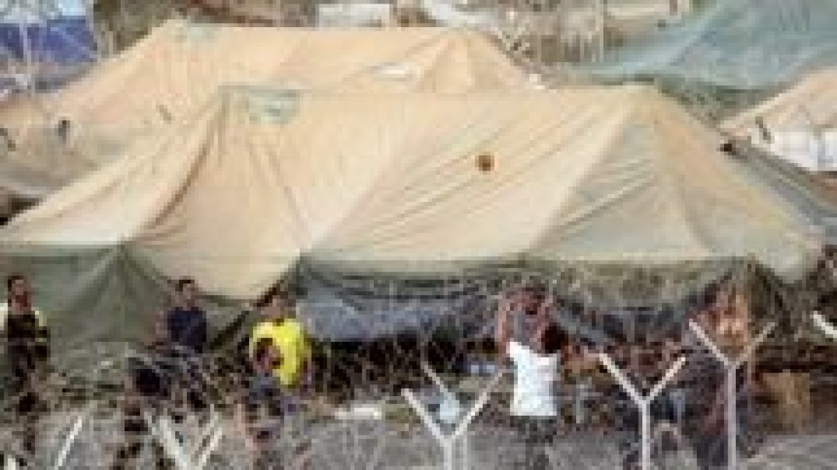 Palestinos arrestados por el ejército de Israel juegan al balón en un campo de refugiados