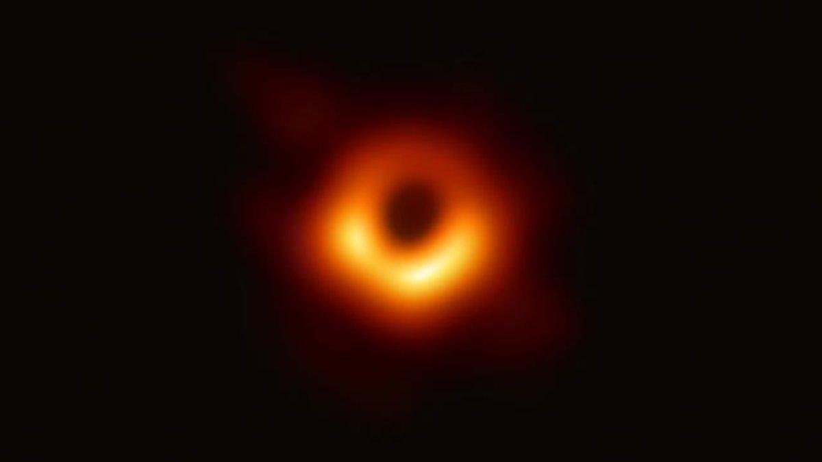 Primera imagen de un agujero negro, en la que se puede observar la sombra del que se encuentra en la galaxia M85, situada a 50 millones de años luz de la Tierra  / EHT COLLABORATION