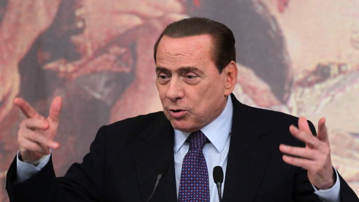 Berlusconi, en una imagen de archivo, aprueba un plan de ajuste, diana de elogios y críticas.