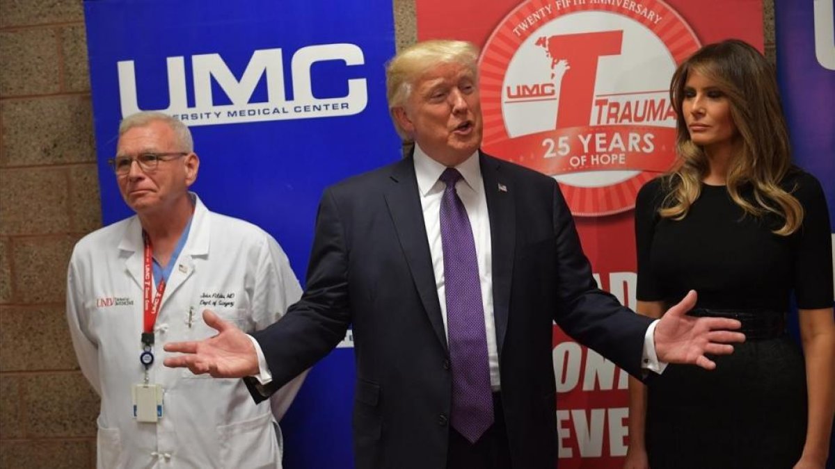 Trump y su mujer hablan ante la prensa tras visitar a los supervivientes en el Univeristy Medical Center, en Las Vegas, el 4 de octubre