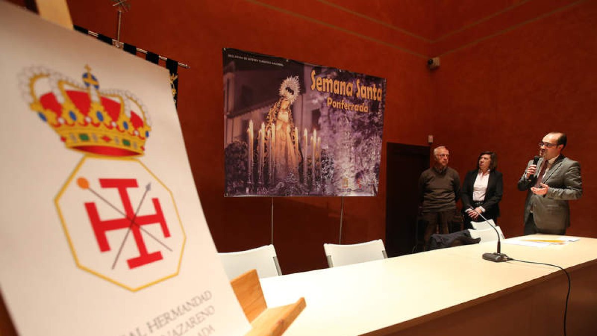 El escudo de la Real Hermandad y el cartel mural de Quinito para la Pascua.