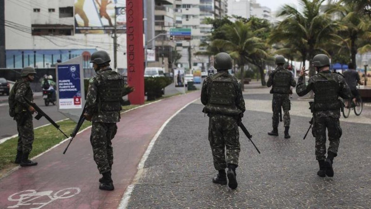Unos militares del ejercito brasileño patrullan las calles de Vitoria, en Espirito Santo, Brasil.