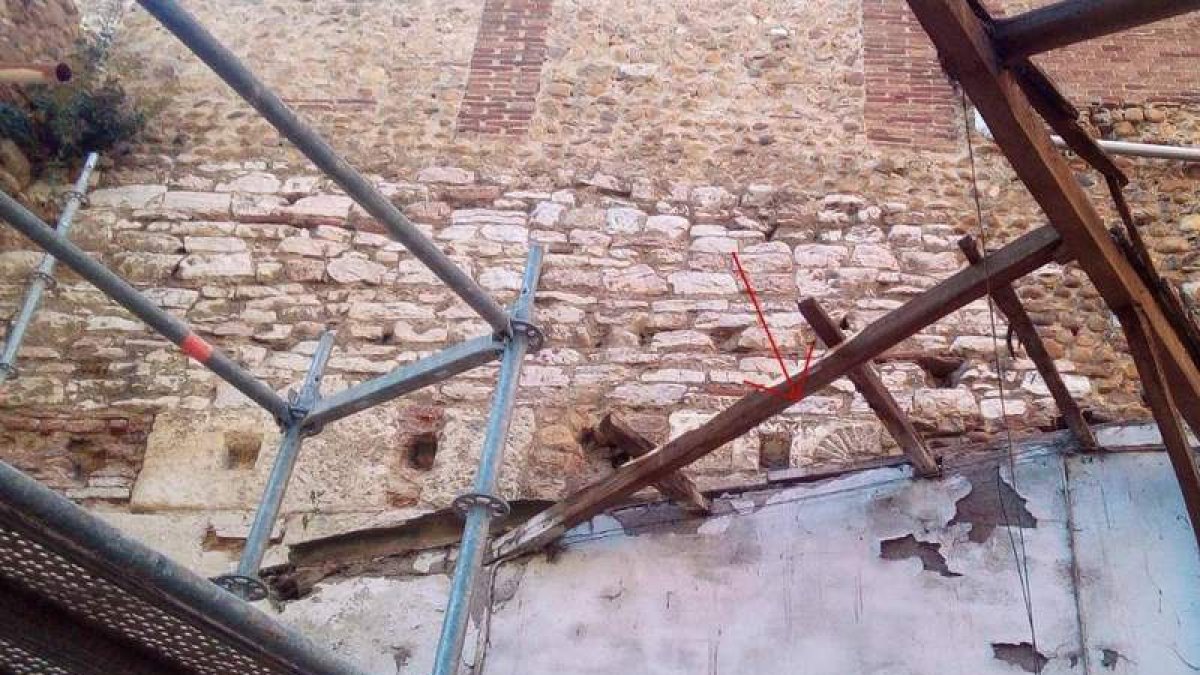 Andamios instalados para la realización de los trabajos en torno a la muralla. DL