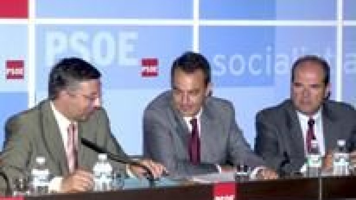 Blanco, Rodríguez Zapatero y Chaves, durante la primera reunión de la Ejecutiva socialista