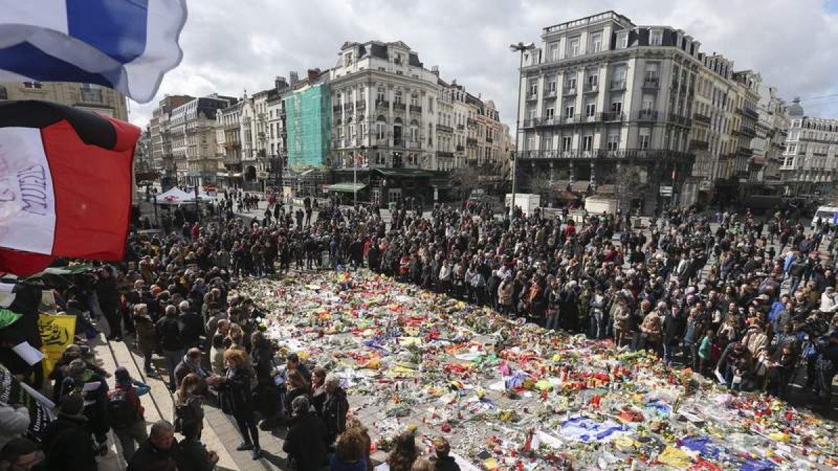 Miles de personas en el homenaje que se organizó ayer por las víctimas de los atentados del 22 de marzo. OLIVIER HOSLET