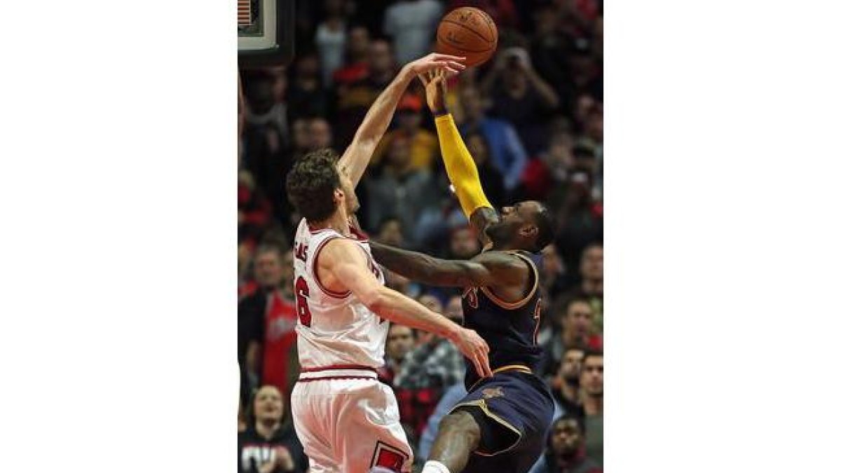 Pau Gasol pone un tapón decisivo a LeBron James, en los compases finales del partido entre los Bulls y los Cavaliers.