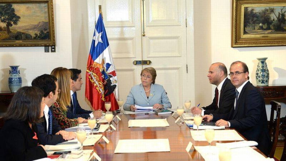 La presidenta de Chile, Michelle Bachelet (c), durante su reunión con ministros miembros del Comité de Política, el miércoles 6 de mayo.