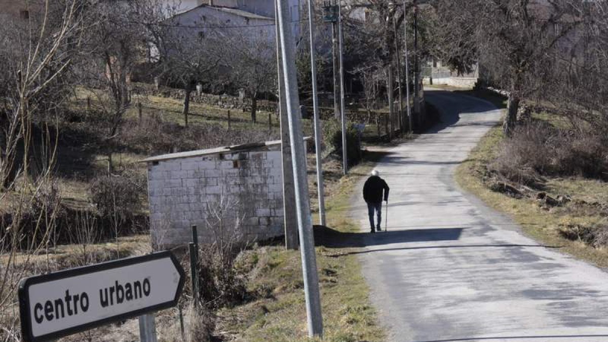 Acceso al pueblo de Valmartino. CAMPOS